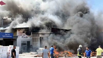 Antalya’nın Gazipaşa ilçesinde inşaat malzemelerinin bulunduğu depoda yangın çıktı. Ekipler,