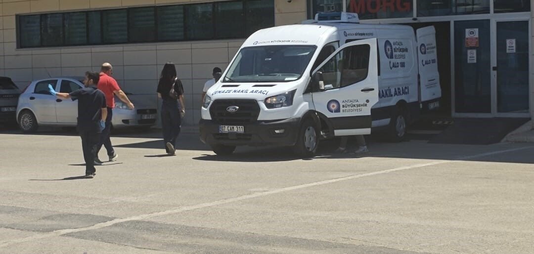 Antalya’nın Kepez ilçesinde genç bir kadın, kendisine takıntılı olduğu öne