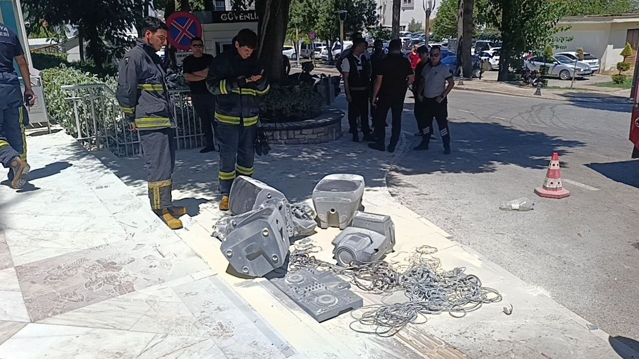 İşletme sahibi ses sistemini belediye önünde benzin döküp yaktı