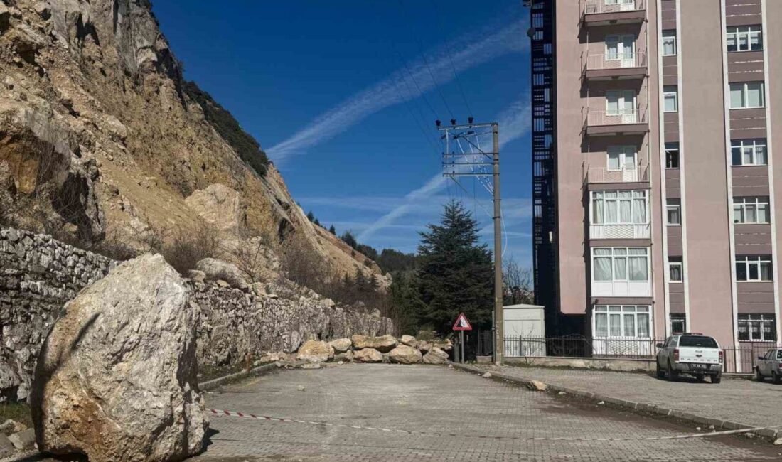 Isparta’nın Eğirdir ilçesinde, yıllardır toprak kayması ve kaya düşmesi tehlikesiyle