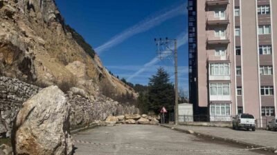 Isparta’nın Eğirdir ilçesinde, yıllardır toprak kayması ve kaya düşmesi tehlikesiyle