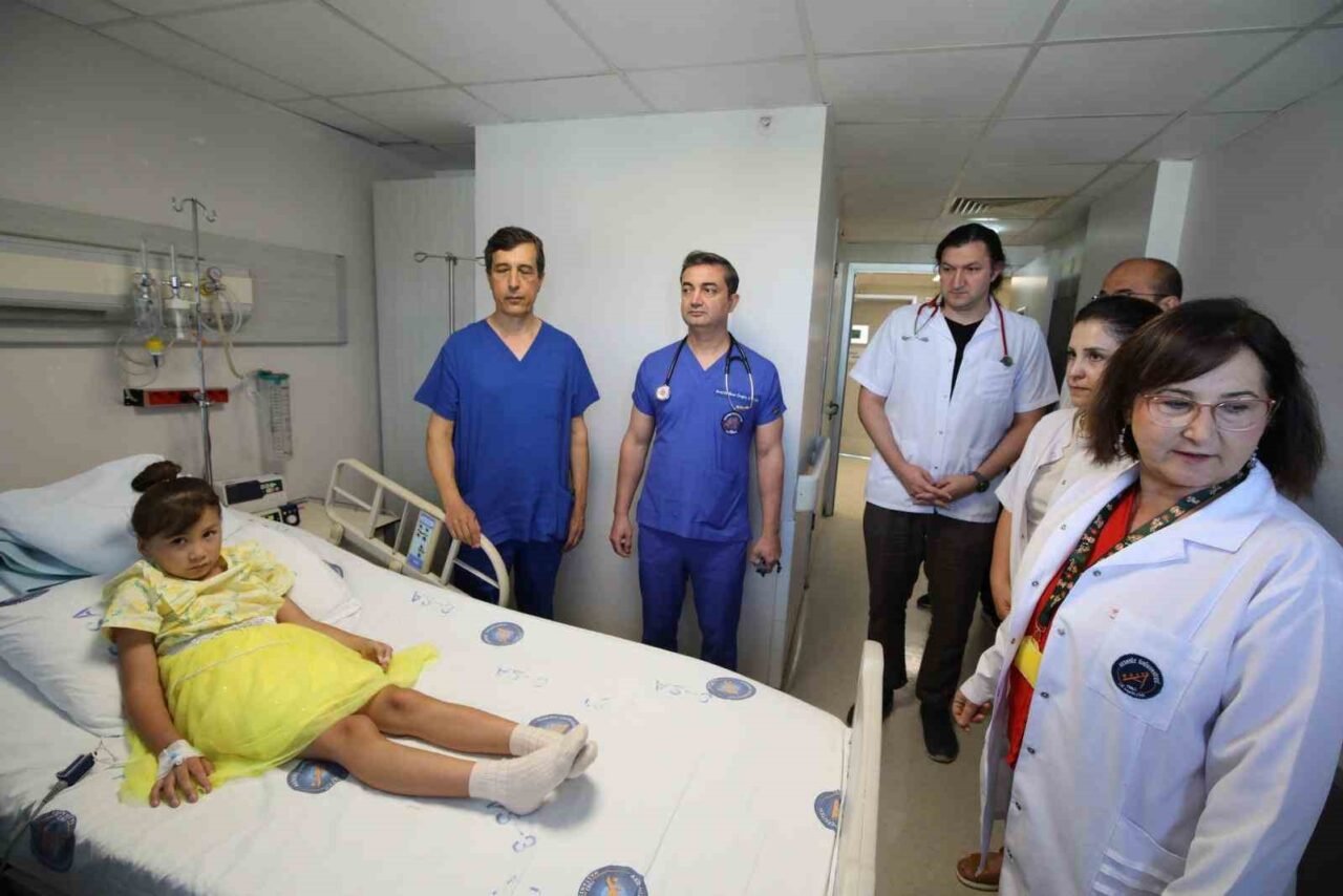 Kardeşini aynı hastalıktan kaybeden 8 yaşındaki Kırgızistanlı Akhmarcan AÜ'de sağlığına kavuştu