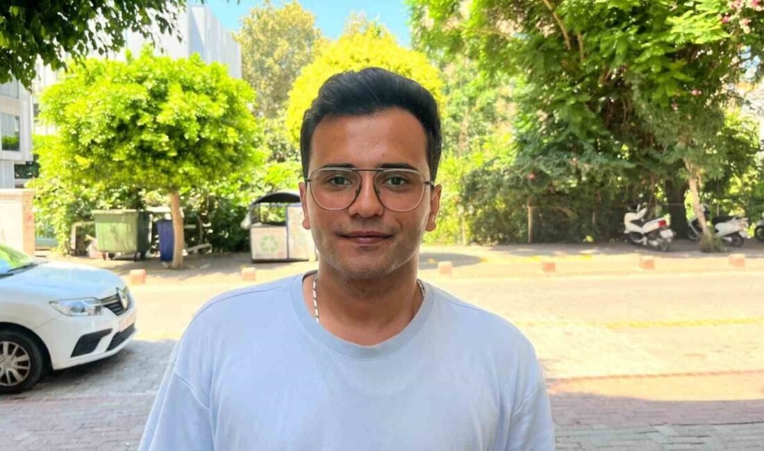Antalya’nın Alanya ilçesinde bir çocuğun sokakta bir kediye uyguladığı şiddet