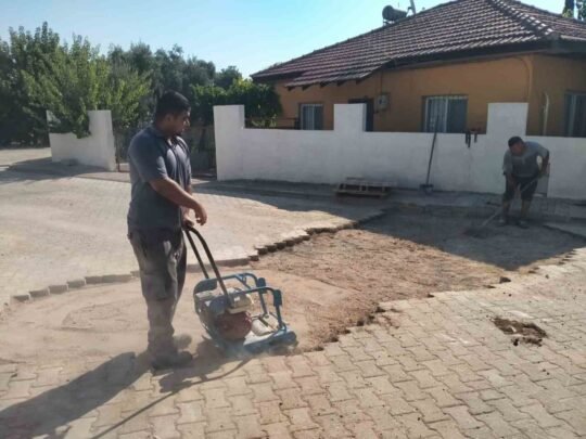 Kemer Belediyesi Fen İşleri Müdürlüğü ekipleri, ilçe genelinde vatandaşların yaşam