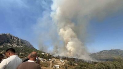 Antalya’nın Kumluca ilçesinde ormanlık alanda çıkan yangını kontrol altına almak