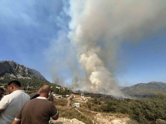 Antalya’nın Kumluca ilçesinde ormanlık alanda çıkan yangını kontrol altına almak
