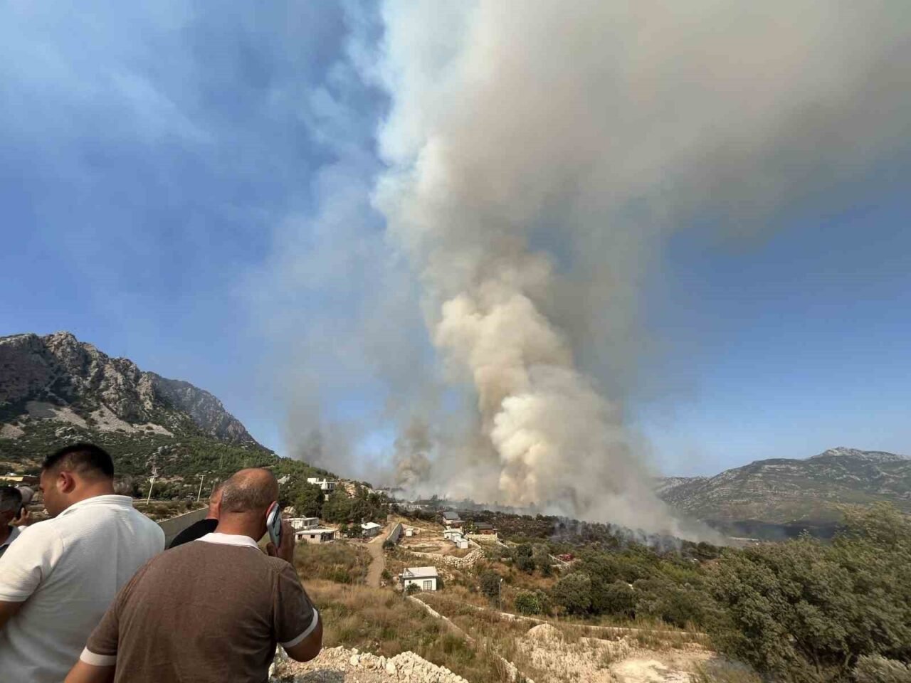 Antalya’nın Kumluca ilçesinde ormanlık alanda çıkan yangını kontrol altına almak