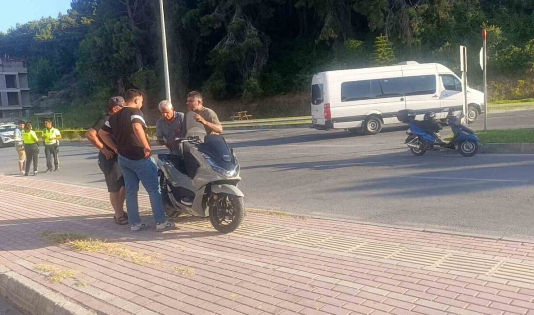 Antalya’nın Manavgat ilçesinde aynı yönde seyir halinde olan iki motosikletin