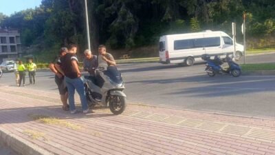 Antalya’nın Manavgat ilçesinde aynı yönde seyir halinde olan iki motosikletin