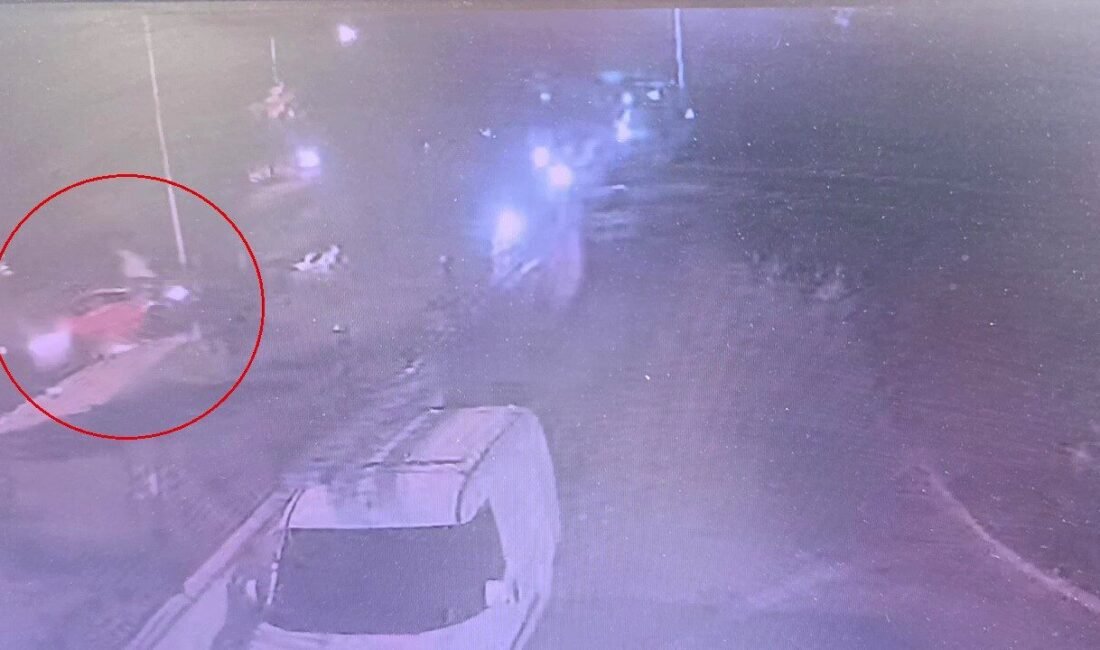 Antalya’nın Manavgat ilçesinde sürücüsünün direksiyon hakimiyetini kaybettiği otomobil, önce kamyona