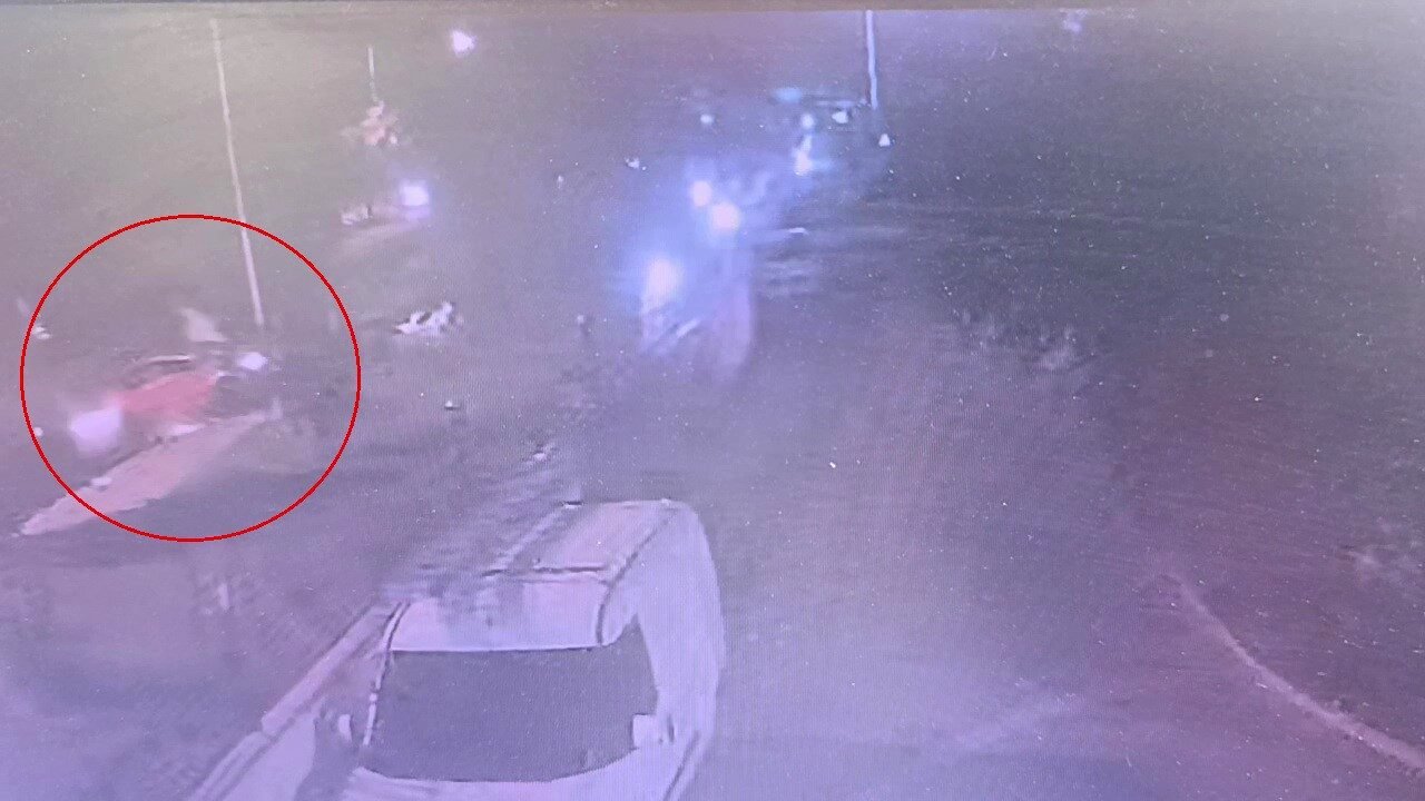 Manavgat'ta önce kamyona ardından site duvarına çarptı
