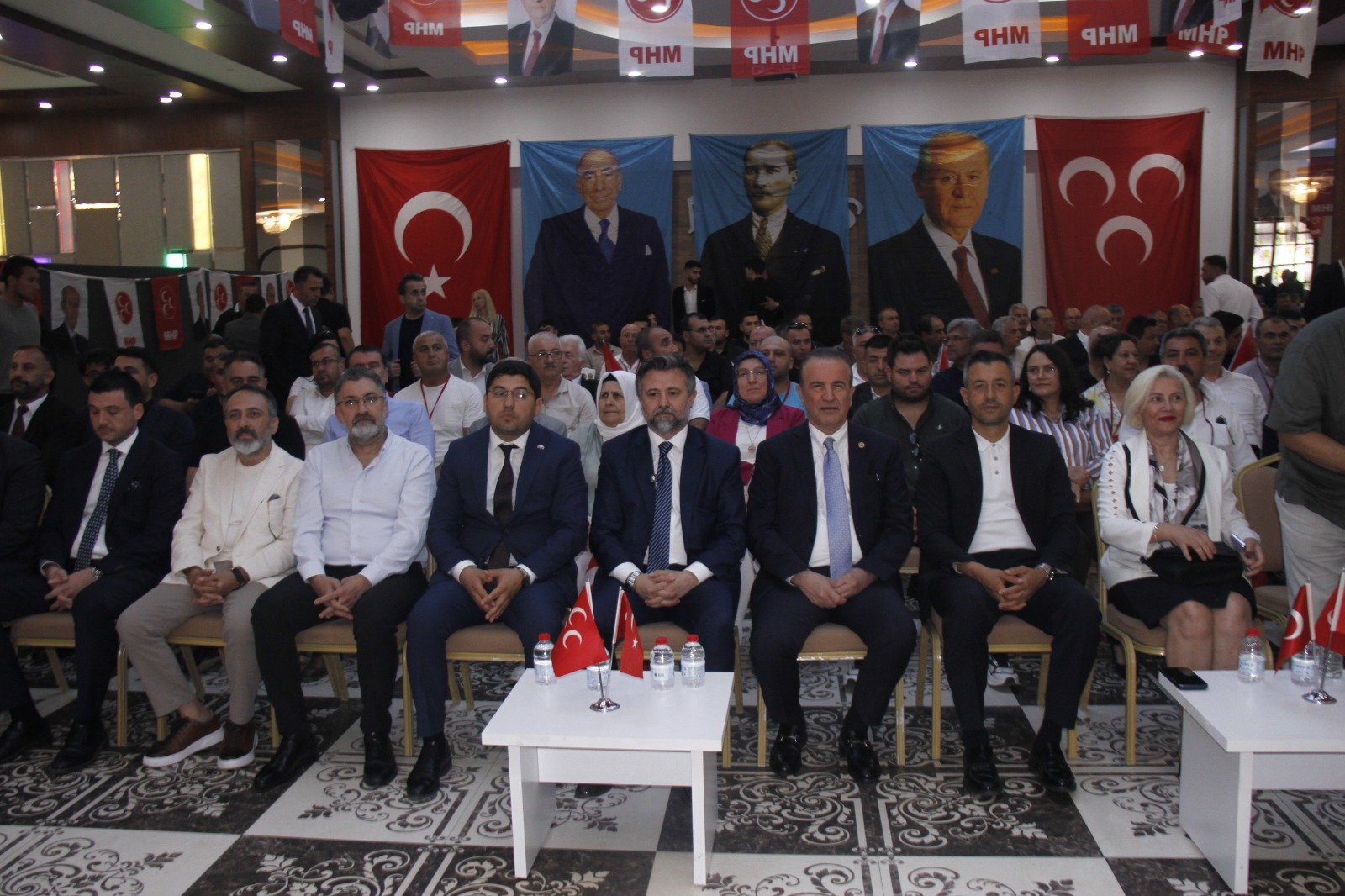 MHP Serik İlçe Başkanlığı kongresine katılan kalabalık