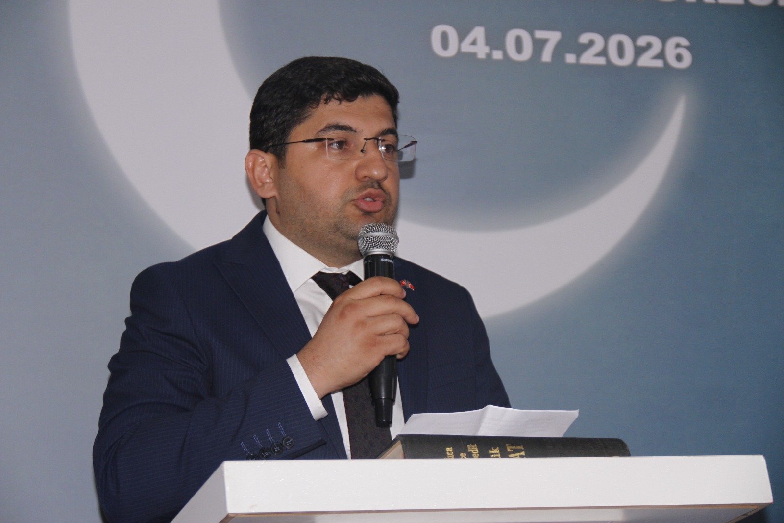 MHP Serik İlçe Başkanlığı kongresinde Olena Aktaş'a rozet takılması