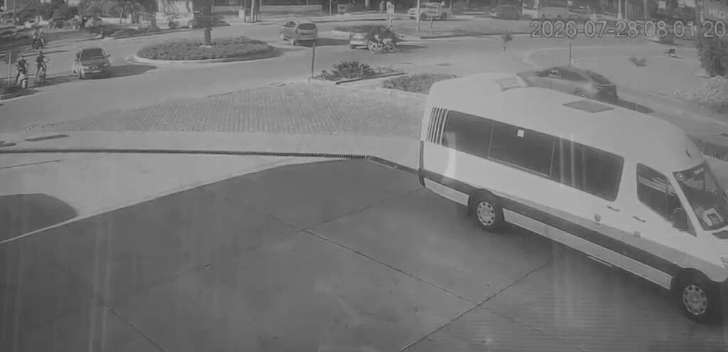 Antalya’nın Manavgat ilçesinde kavşakta otomobilin çarptığı bisikletteki anne ile kızı