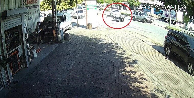 Antalya’nın Manavgat ilçesinde seyir halindeki motosiklet sol şeritten sağ tarafa