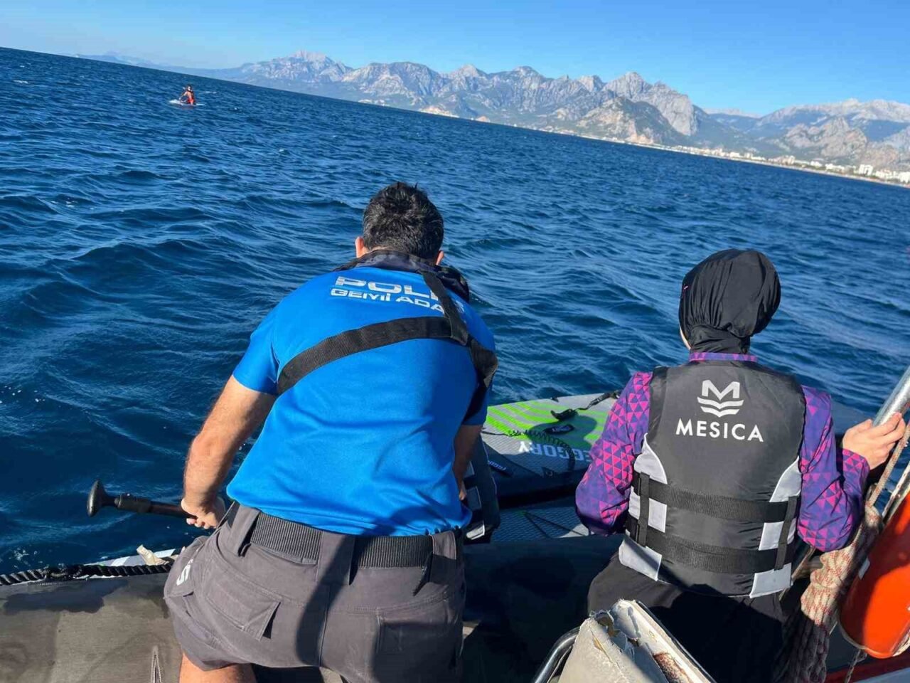 Rüzgarla 2 mil açığa sürüklenen 38 SUP'cuyu deniz polisi kurtardı