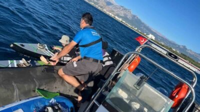 Antalya’da Konyaaltı Sahili’nde SUP board (kürek sörfü) yapan ve rüzgarın