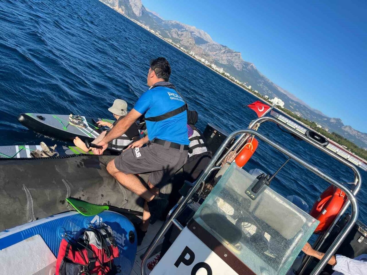Rüzgarla 2 mil açığa sürüklenen 38 SUP’cuyu deniz polisi kurtardı;