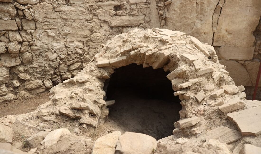 Serik Aspendos tiyatro caddesi, antik tiyatro ile akropolisi bağlayan 300