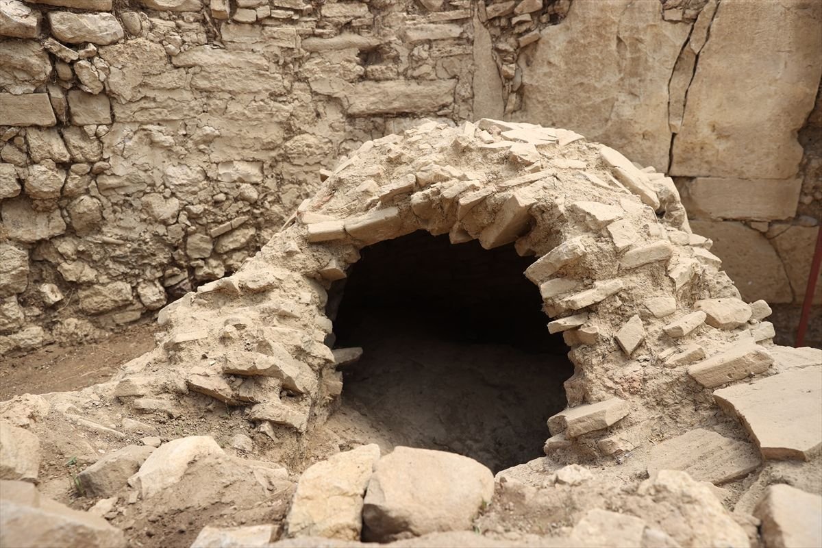 Serik Aspendos tiyatro caddesi, antik tiyatro ile akropolisi bağlayan 300