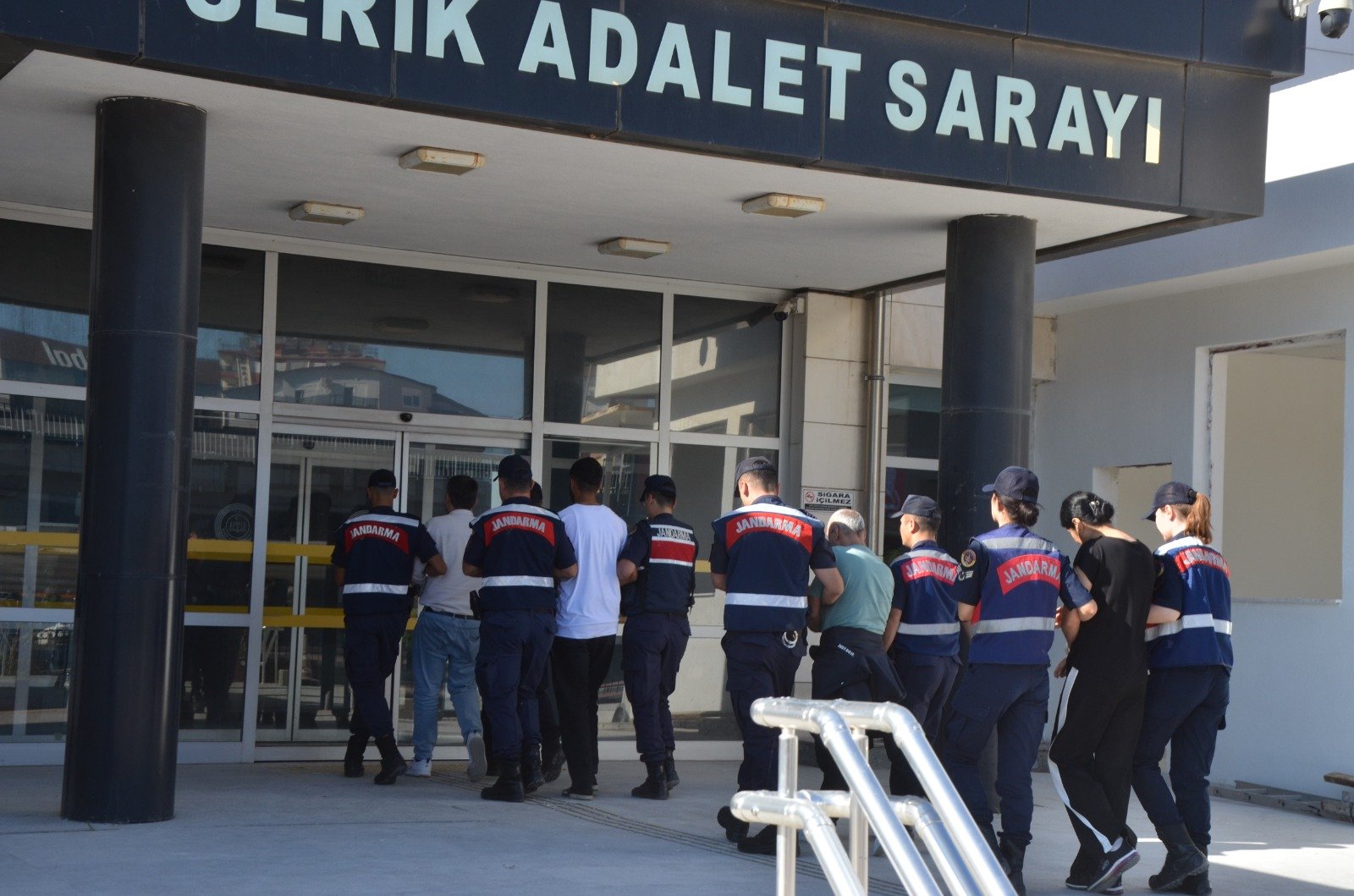 Serik dolandırıcılık operasyonunda yakalanan 4 şüpheli adliyeye sevk edildi