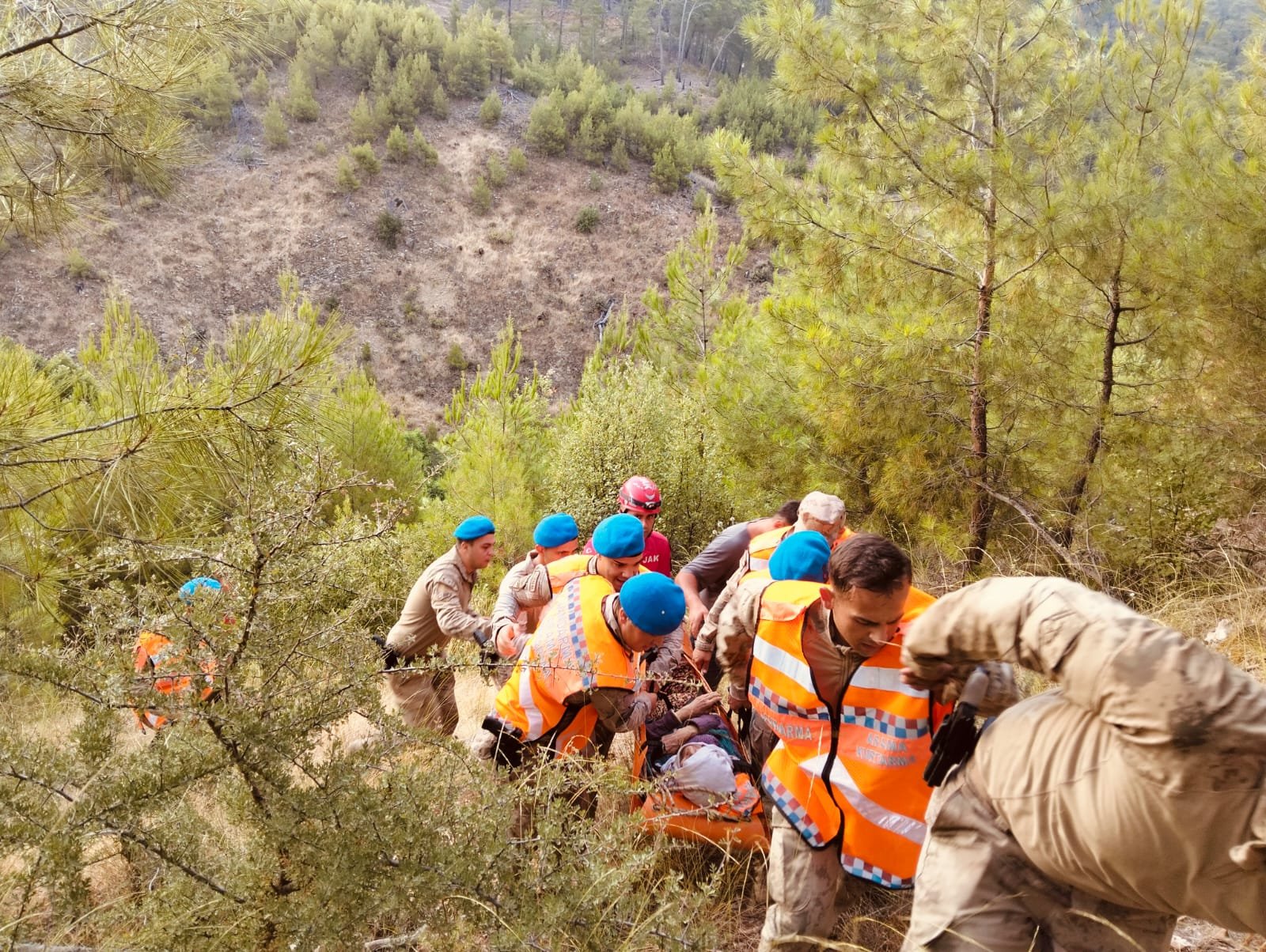 Serik Haspınar kayıp Gülsüm Demir sedyeyle taşınıyor - JAK komando ekibi