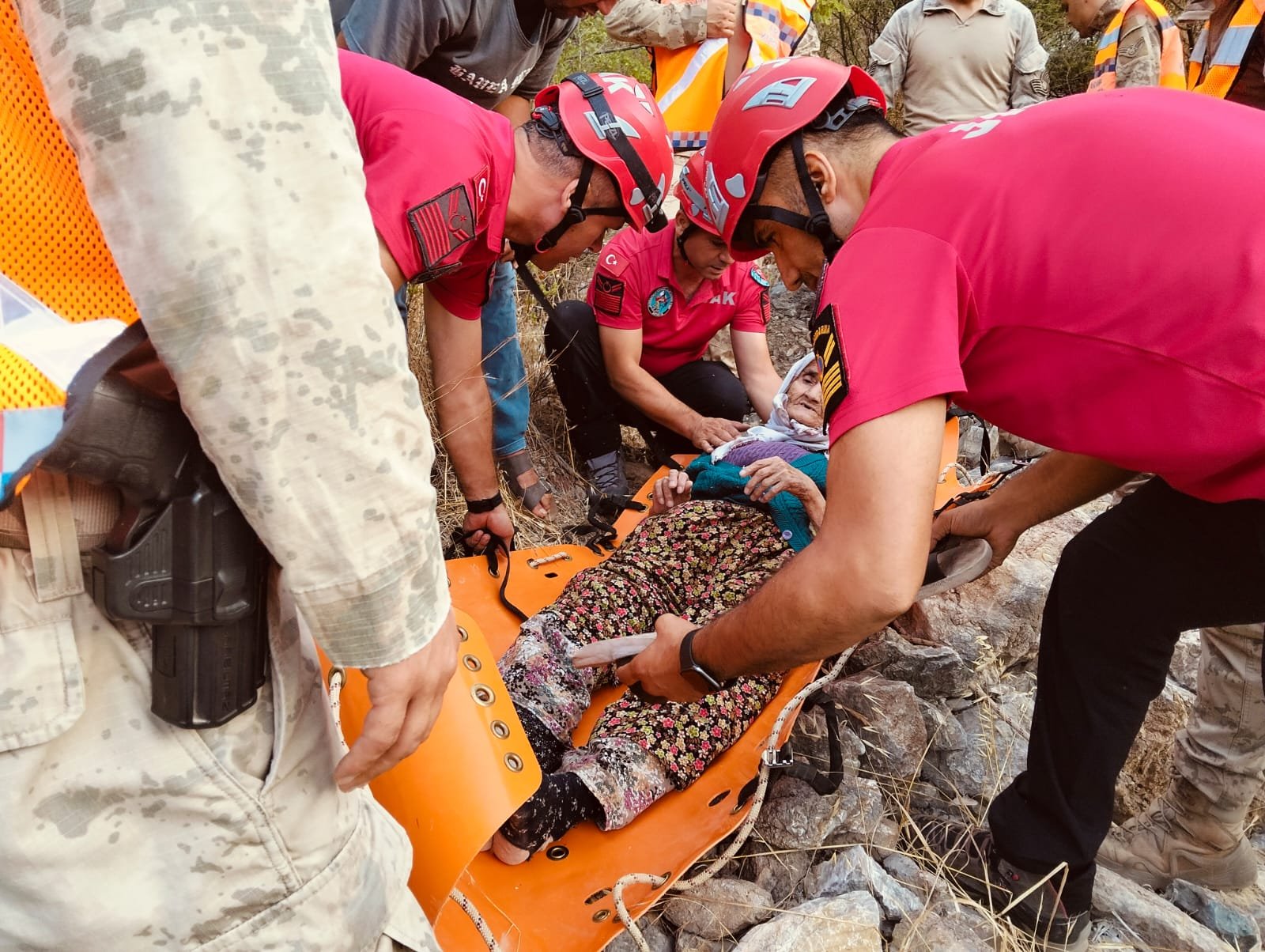Serik kayıp yaşlı kadın Gülsüm Demir bulundu - jandarma kurtarma operasyonu