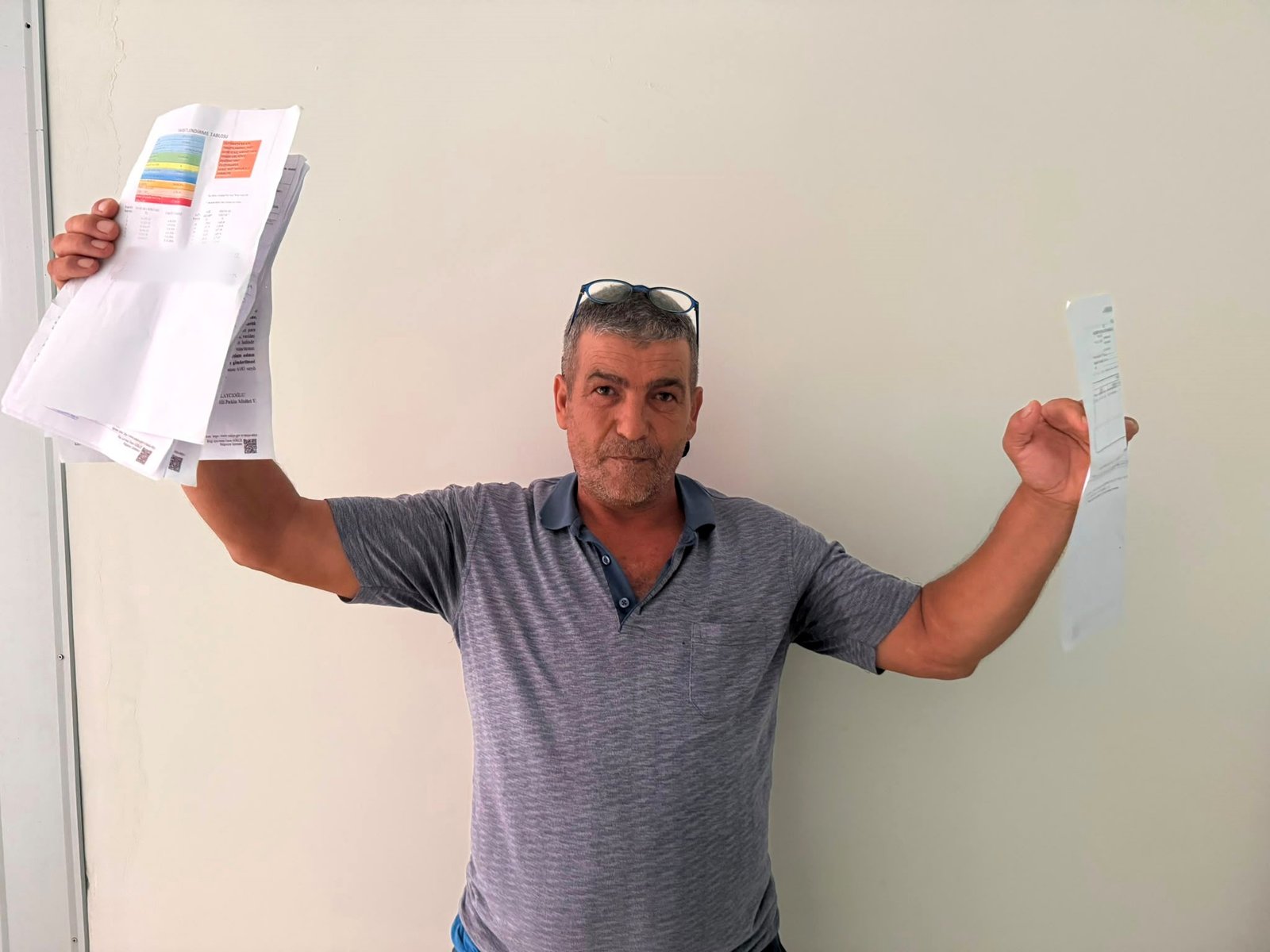 Serik ok yılanı cezası - hurdacı Bülent Nehoş elinde ceza tebligatı ile