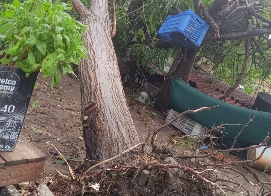 Antalya’nın Serik ilçesinde gece saatlerinde etkili olan sağanak yağış ve