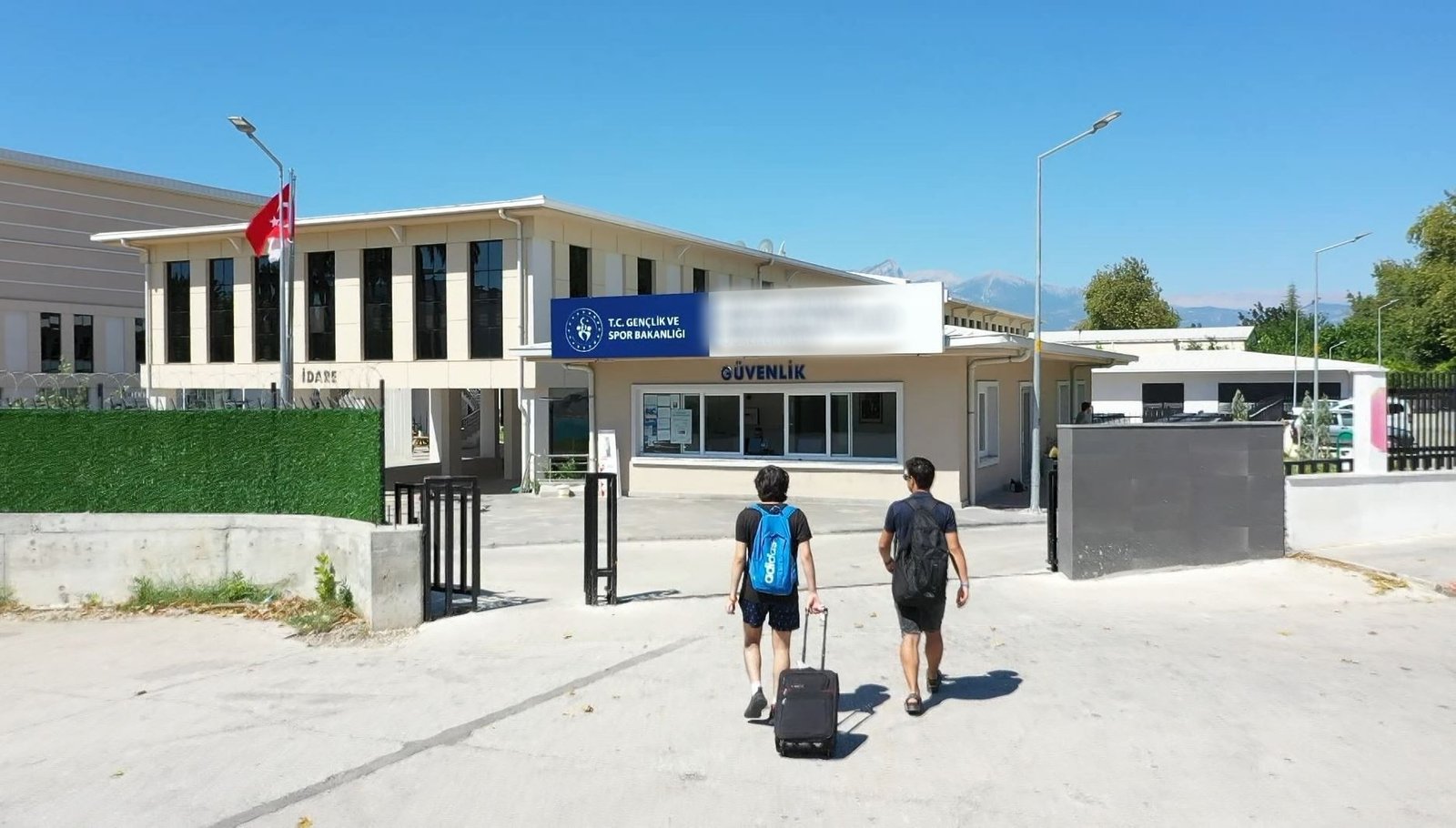 Seyahatsever Projesi Antalya - Gençlik ve Spor Bakanlığı yurdu güvenlik girişi