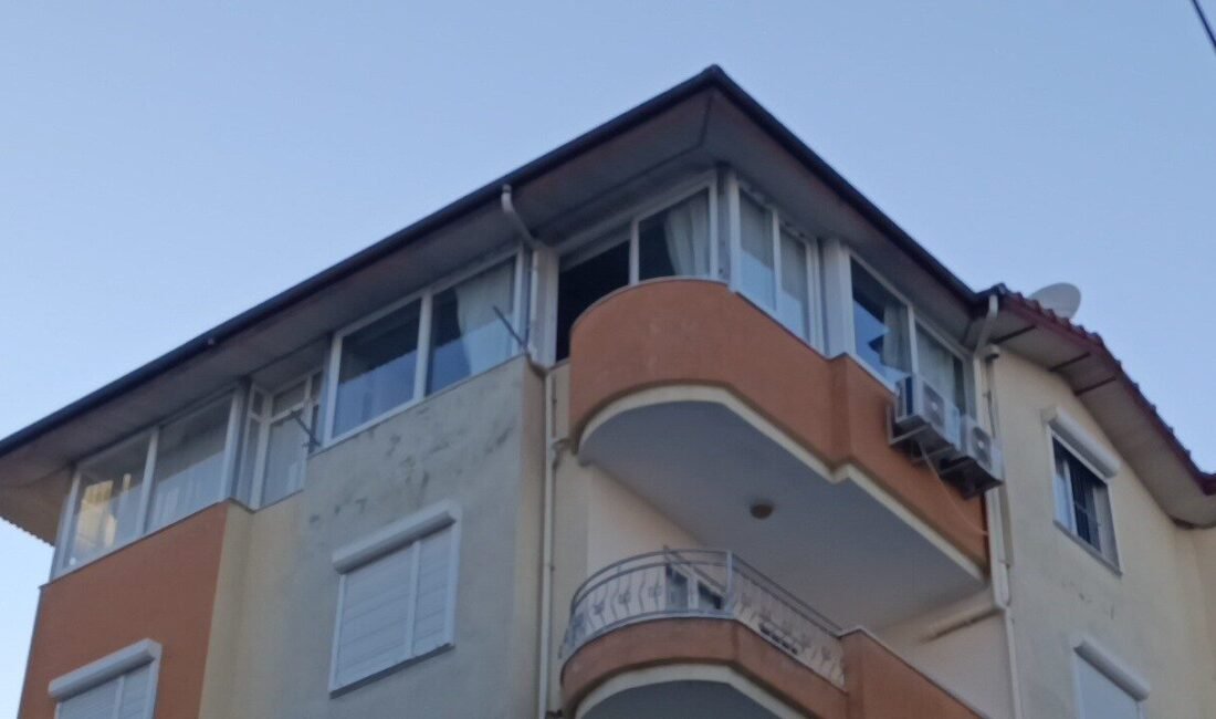 Antalya’nın Manavgat ilçesinde bir apartmanın 5. katındaki pencere, şiddetli fırtınada