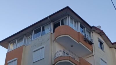 Antalya’nın Manavgat ilçesinde bir apartmanın 5. katındaki pencere, şiddetli fırtınada