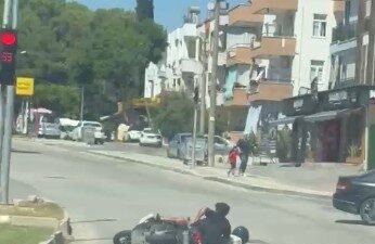 Antalya’nın Manavgat ilçesinde bir otomobil sürücüsünün cep telefonuyla kayda aldığı
