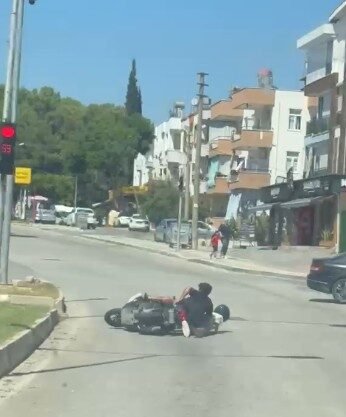 Antalya’nın Manavgat ilçesinde bir otomobil sürücüsünün cep telefonuyla kayda aldığı