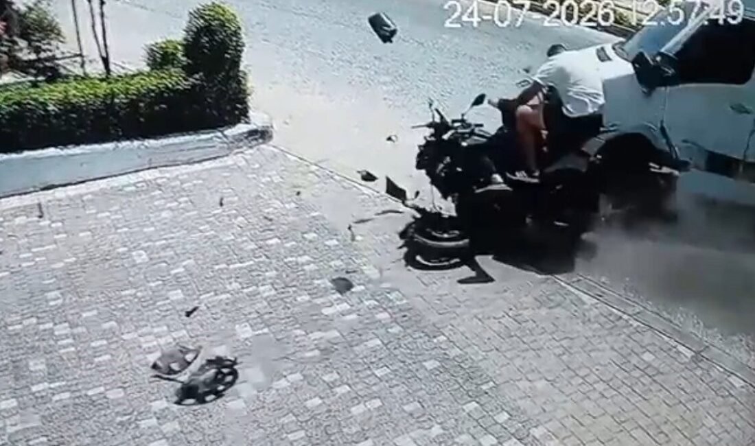 Antalya’nın Manavgat ilçesinde motosikletin tur minibüsüne çarpması sonucu meydana gelen