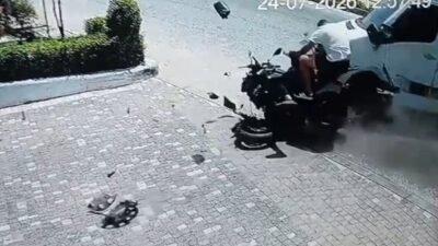 Antalya’nın Manavgat ilçesinde motosikletin tur minibüsüne çarpması sonucu meydana gelen