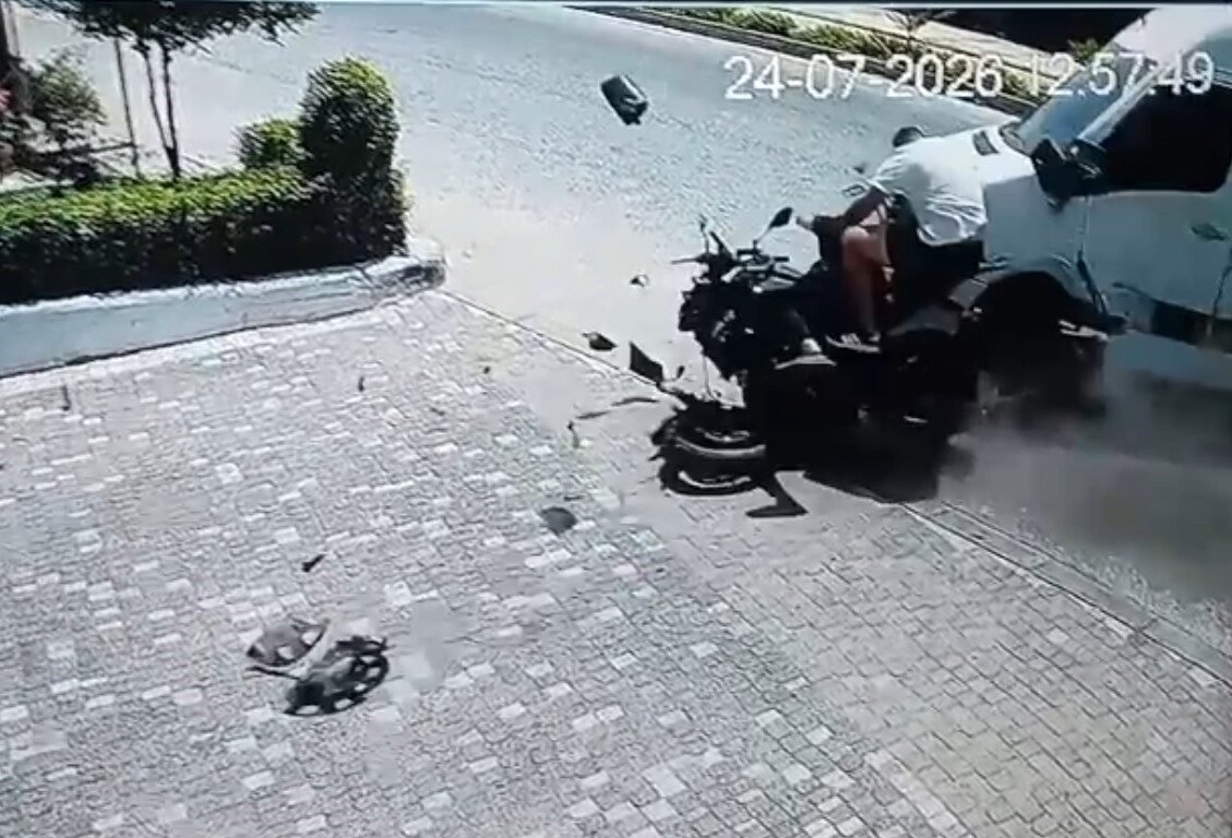 Tur midibüsüyle çarpışan motosiklettekiler yola savruldu; Manavgat’ta meydana gelen kazada