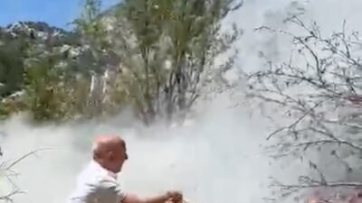 Antalya’nın Alanya ilçesinde ailesiyle seyir halindeyken yol kenarındaki ormanlık alan