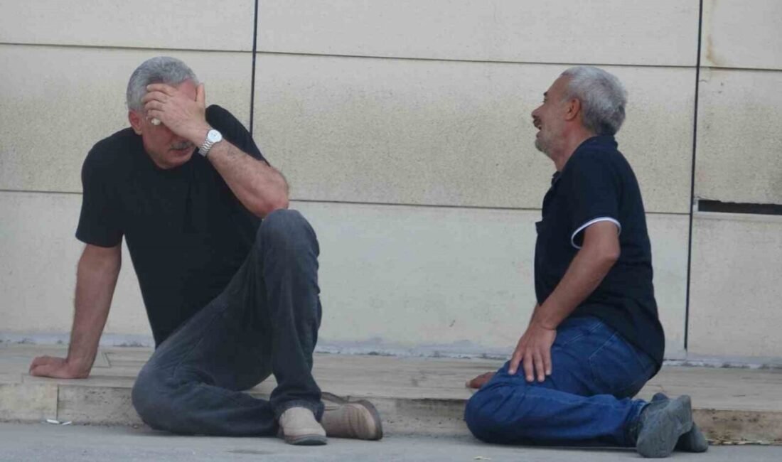 Tatil için geldikleri Antalya’da Konyaaltı Sahili’nde gece saatlerinde denize giren