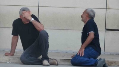 Tatil için geldikleri Antalya’da Konyaaltı Sahili’nde gece saatlerinde denize giren