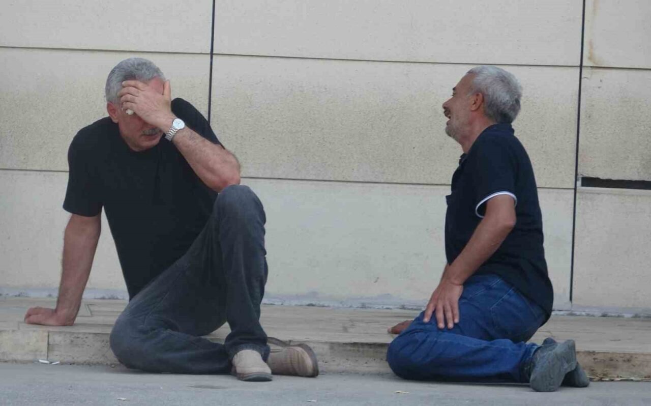 Tatil için geldikleri Antalya’da Konyaaltı Sahili’nde gece saatlerinde denize giren