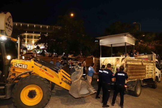 Aksu Belediyesi Zabıta Müdürlüğü ekipleri, yaya ve araç güvenliğini sağlamak