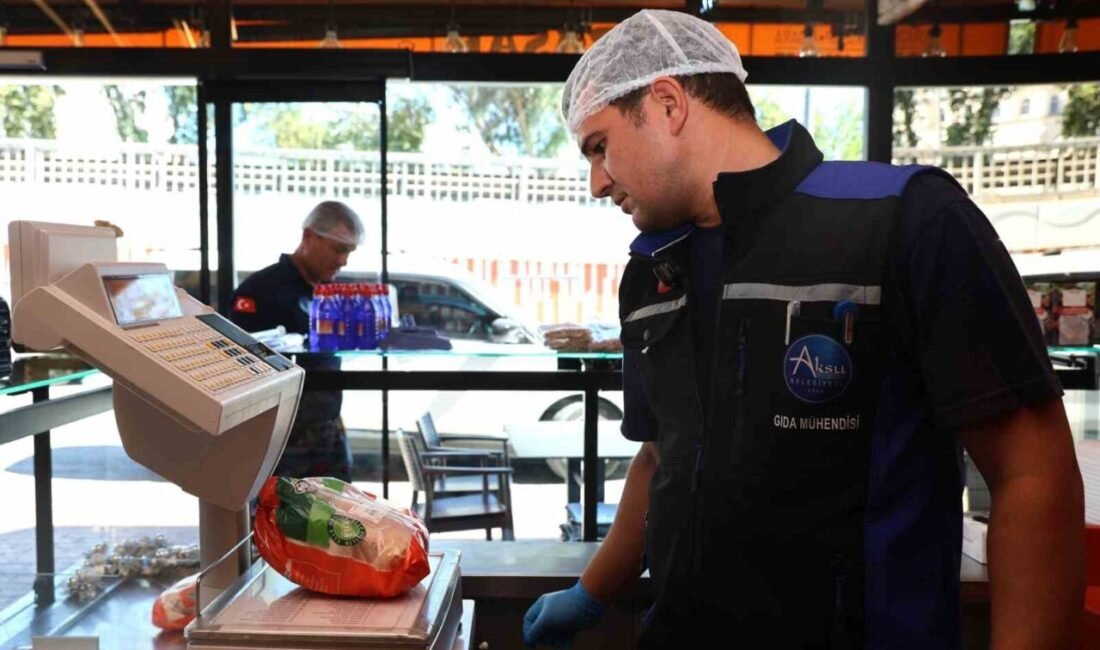 Aksu gıda denetimleri kapsamında Zabıta ekipleri, belediye gıda mühendisi eşliğinde