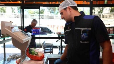 Antalya’nın Aksu Belediyesi Zabıta Müdürlüğü ekipleri, vatandaşların güvenli ve sağlıklı