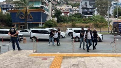 Antalya’nın Alanya ilçesinde maskeli ve silahlı şüphelinin bir döviz bürosundan