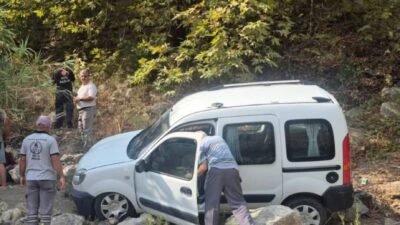 Antalya’nın Alanya ilçesinde kontrolden çıkarak şarampole yuvarlanan araçta bulunan 3