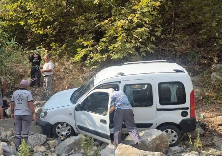 Antalya’nın Alanya ilçesinde kontrolden çıkarak şarampole yuvarlanan araçta bulunan 3