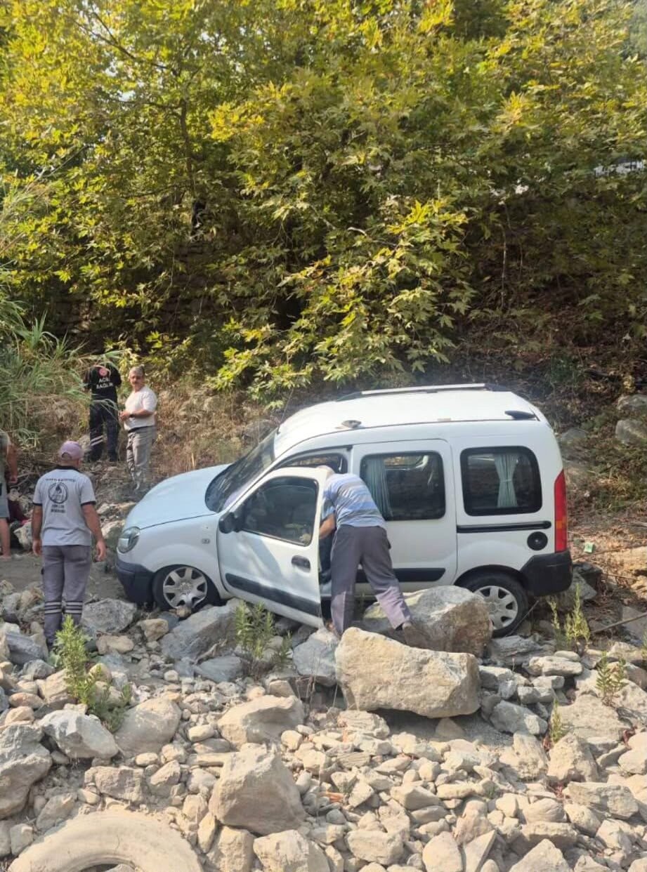 Alanya'da araç şarampole yuvarlandı: 3 yaralı