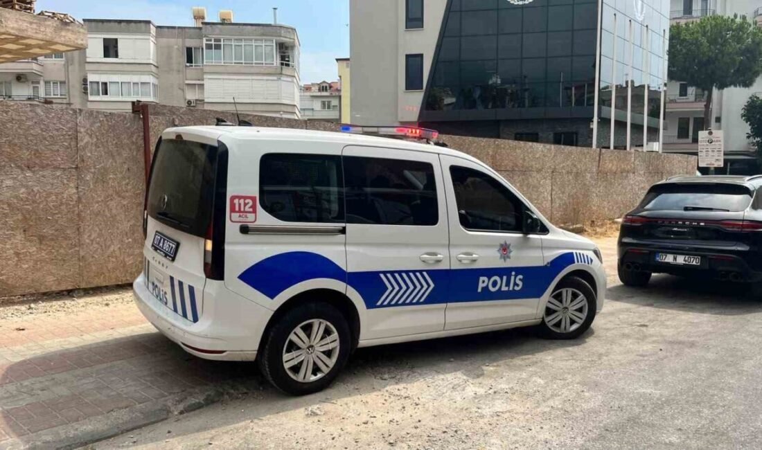 Alanya’da balkonda çıkan yangın paniğe neden oldu; 3 katlı binanın