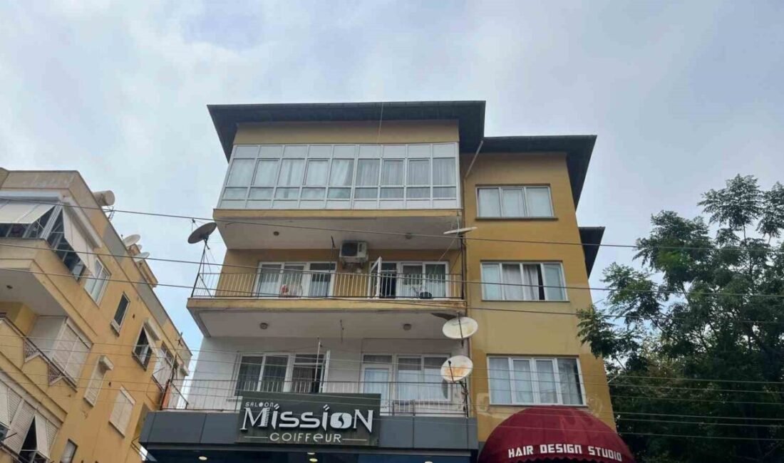 Antalya’nın Alanya ilçesinde 3 katlı binanın en üst katındaki balkonda